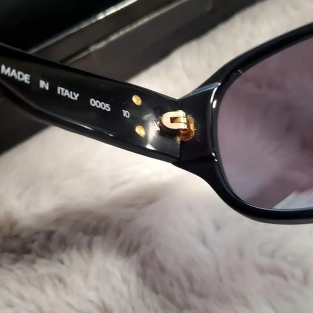 CHANEL Elegant Black Sunglasses with Gold Accent - Picture 3 of 8
